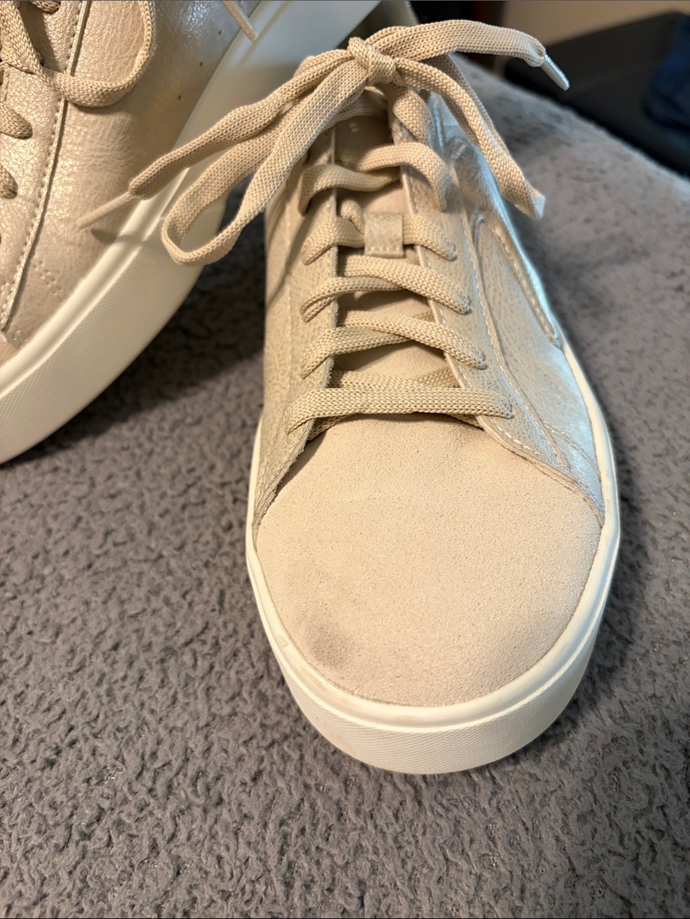 Women's Neutral Beige Glitter Lace-Up Sneakers 9.5.  Wore 1 time. Too big. - Picture 2 of 5